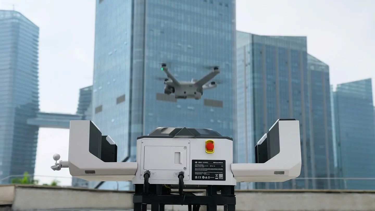 Drone de surveillance et sa station d'accueil automatique